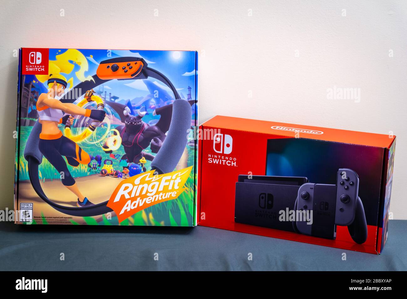 Orlando FL USA - 1. April 2020 - Nintendo Switch Game Console und RingFit Adventure Box Stockfoto
