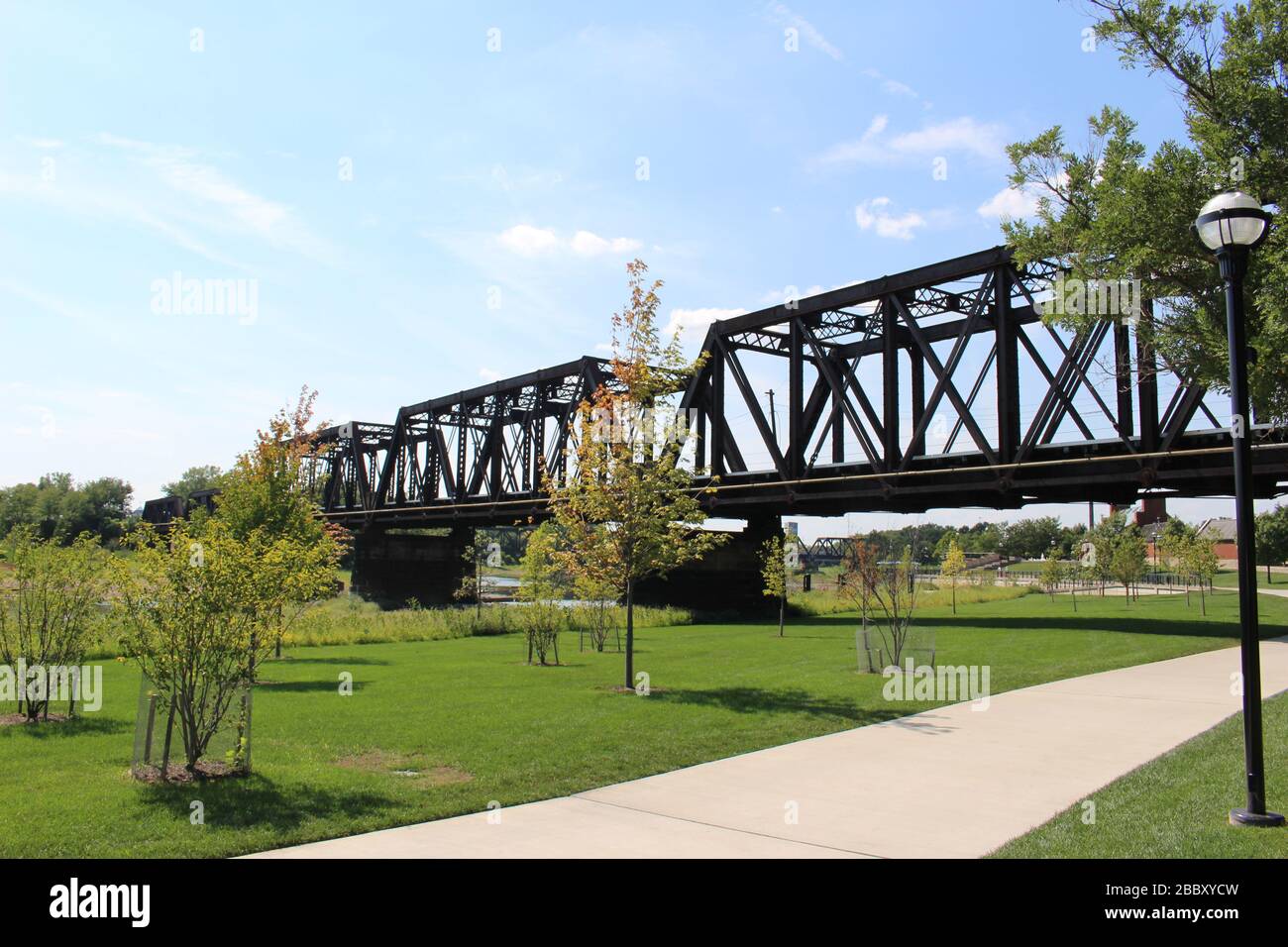 Genoa Park Spaziergang Weg, Bezirk Gericht Haus Gebäude, Columbus City Straßen, Schiene Straße Brücke Rahmen grüne Bäume an einem sonnigen Frühlingstag Stockfoto