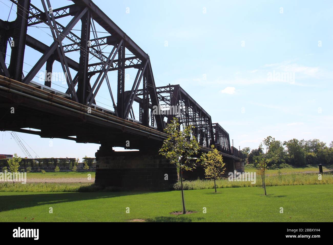 Genoa Park Spaziergang Weg, Bezirk Gericht Haus Gebäude, Columbus City Straßen, Schiene Straße Brücke Rahmen grüne Bäume an einem sonnigen Frühlingstag Stockfoto