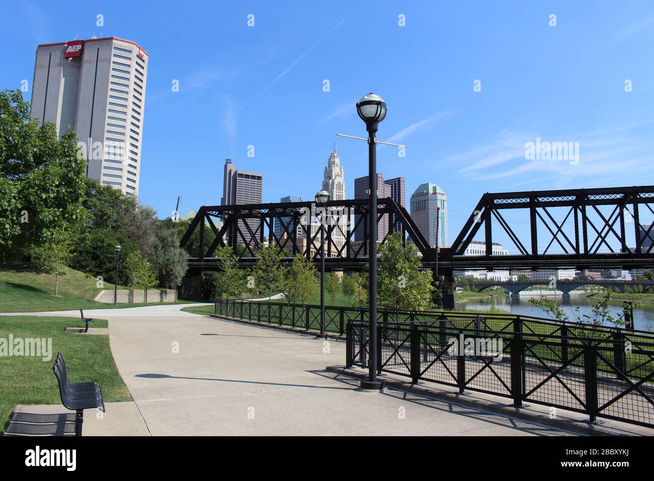 Genoa Park Spaziergang Weg, Bezirk Gericht Haus Gebäude, Columbus City Straßen, Schiene Straße Brücke Rahmen grüne Bäume an einem sonnigen Frühlingstag Stockfoto