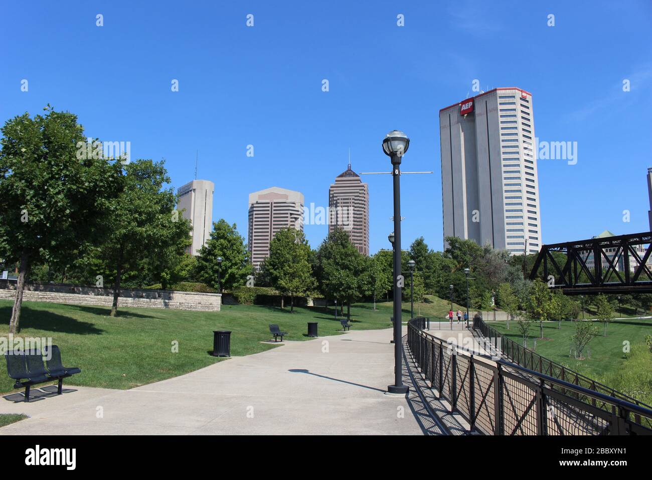 Genoa Park Spaziergang Weg, Bezirk Gericht Haus Gebäude, Columbus City Straßen, Schiene Straße Brücke Rahmen grüne Bäume an einem sonnigen Frühlingstag Stockfoto
