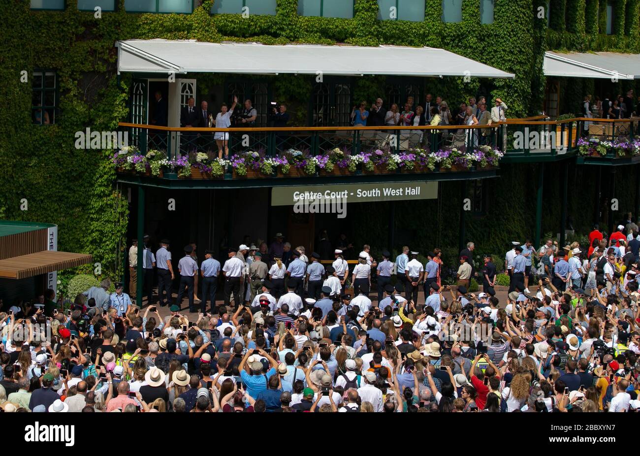 London, Großbritannien. Juli 2019. Das am 13. Juli 2019 aufgenommene Dateifoto zeigt Simona Halep aus Rumänien, die auf dem Balkon des Vereins feiert, nachdem sie bei den Tennisweltmeisterschaften 2019 in Wimbledon in London, Großbritannien, das Endspiel im Dameneinzel mit Serena Williams aus den Vereinigten Staaten gewonnen hat. Das diesjährige Wimbledon wurde aufgrund der Bedenken im Bereich der öffentlichen Gesundheit im Zusammenhang mit der anhaltenden COVID-19-Pandemie gestrichen, teilte der All England Club (AELTC) nach einer Notfallsitzung am Mittwoch mit. Credit: Han Yan/Xinhua/Alamy Live News Stockfoto