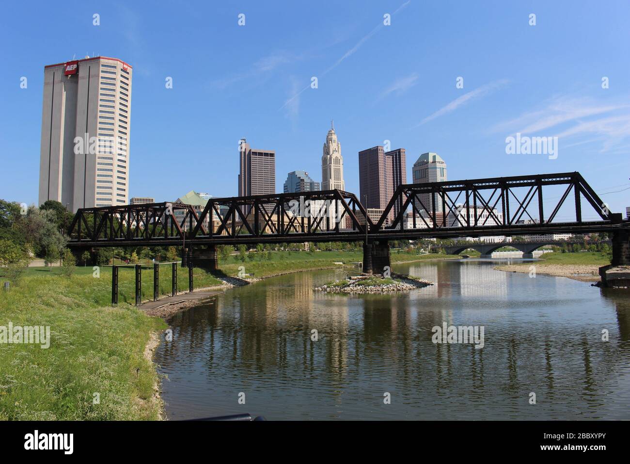 Genoa Park Spaziergang Weg, Bezirk Gericht Haus Gebäude, Columbus City Straßen, Schiene Straße Brücke Rahmen grüne Bäume an einem sonnigen Frühlingstag Stockfoto