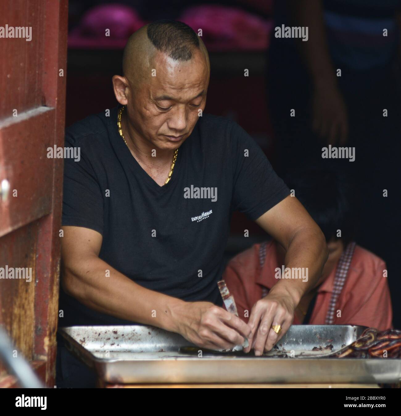 Ein chinesischer Fischhändler in seinem Laden in der Altstadt von Shanghai. Huangpu. China Stockfoto