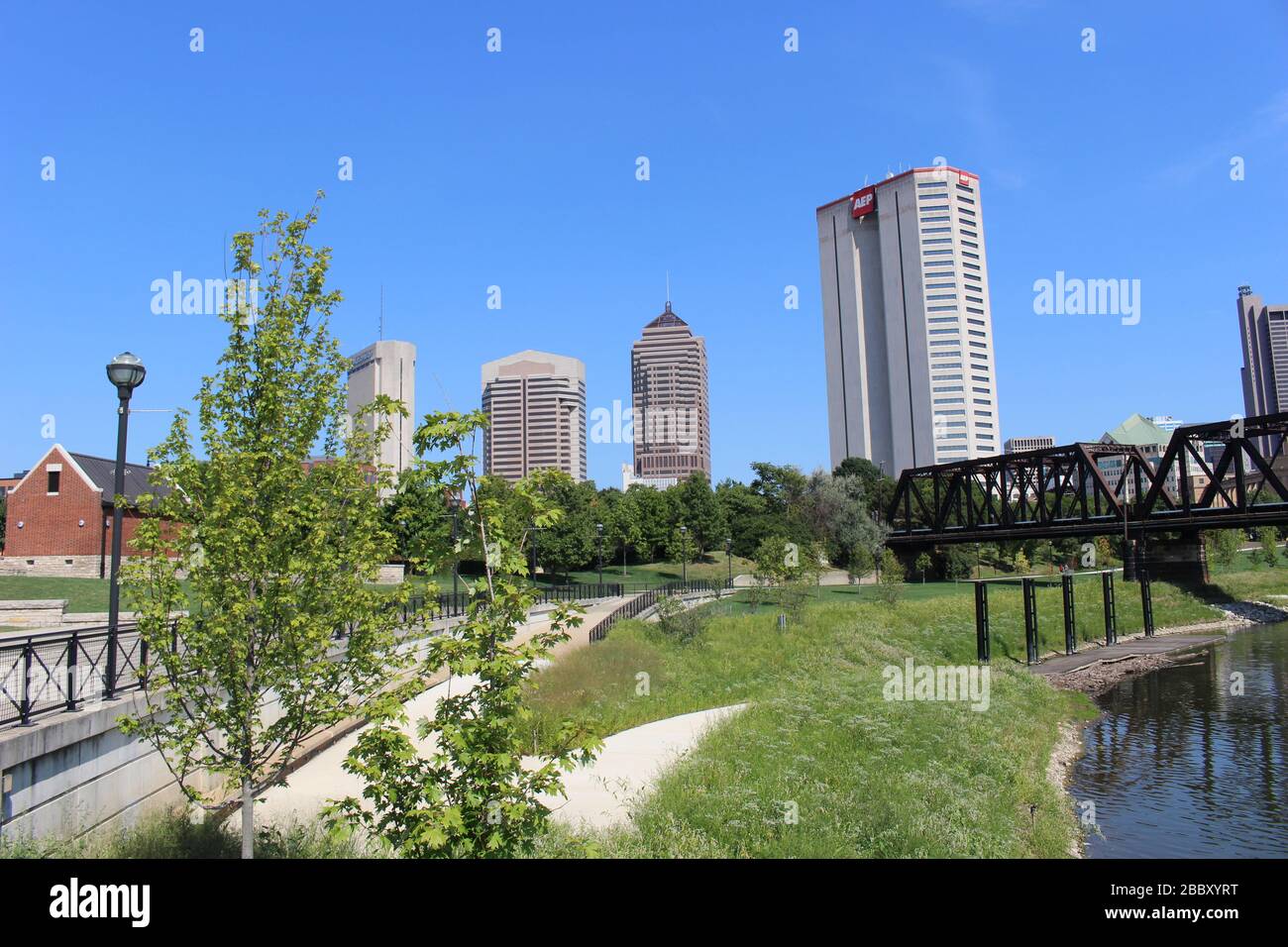 Genoa Park Spaziergang Weg, Bezirk Gericht Haus Gebäude, Columbus City Straßen, Schiene Straße Brücke Rahmen grüne Bäume an einem sonnigen Frühlingstag Stockfoto