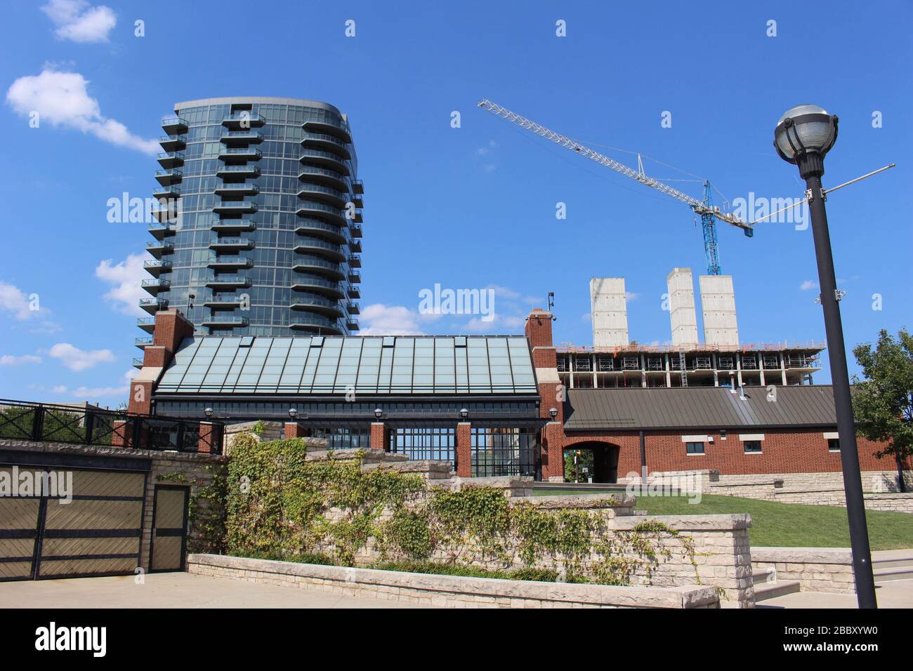 Genoa Park Spaziergang Weg, Bezirk Gericht Haus Gebäude, Columbus City Straßen, Schiene Straße Brücke Rahmen grüne Bäume an einem sonnigen Frühlingstag Stockfoto
