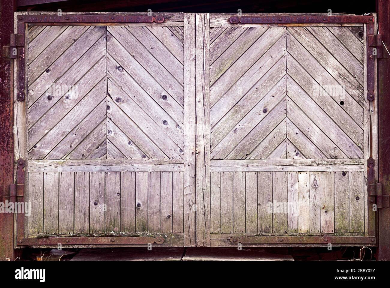 Altes Holztor geschlossen, rustikaler Holz-Textur-Hintergrund Stockfoto