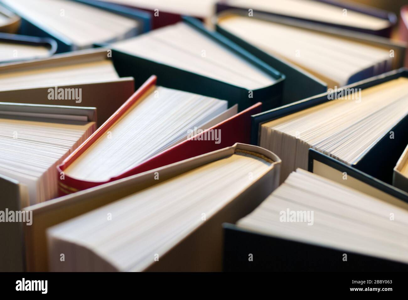 Hintergrunung vieler Bücher in Hardcover Stockfoto
