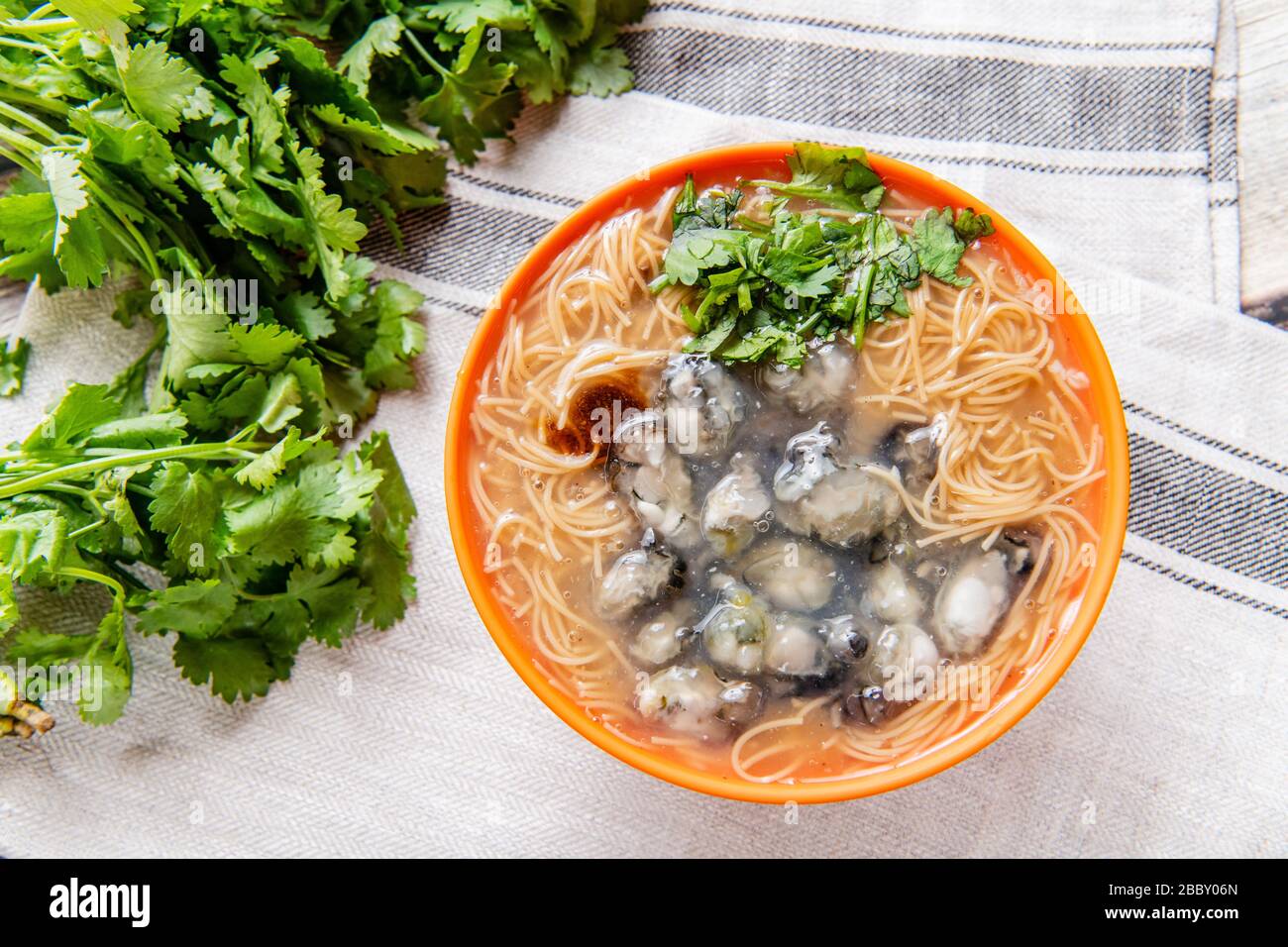 Auster vermicelli ist ein köstliches Essen in Taiwan. Es besteht aus Austern und dünnen Nudeln. Stockfoto