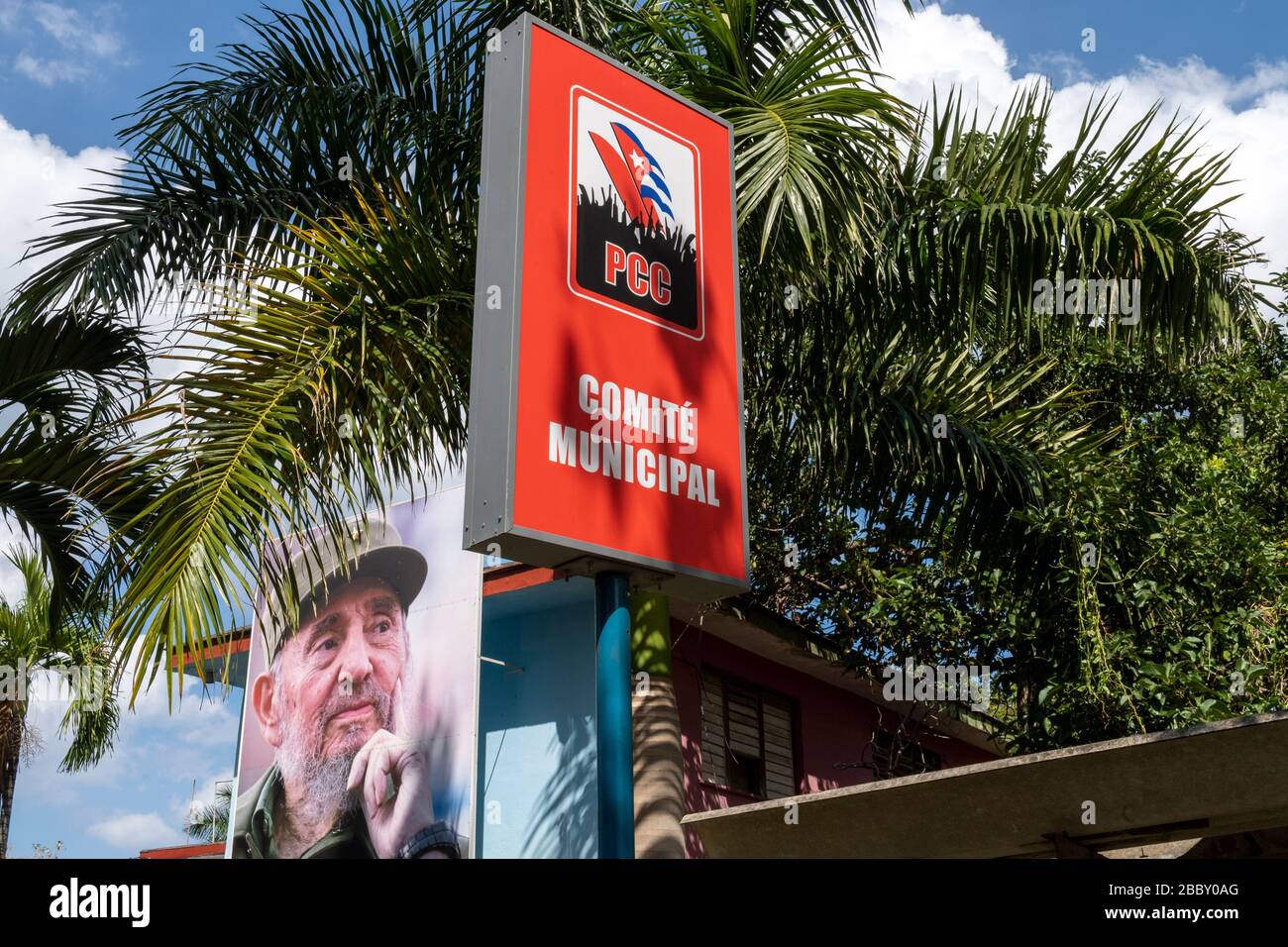 Wegweiser eines der vielen Gemeindekomitees der Kommunistischen Partei mit einem Bild von Fidel Stockfoto
