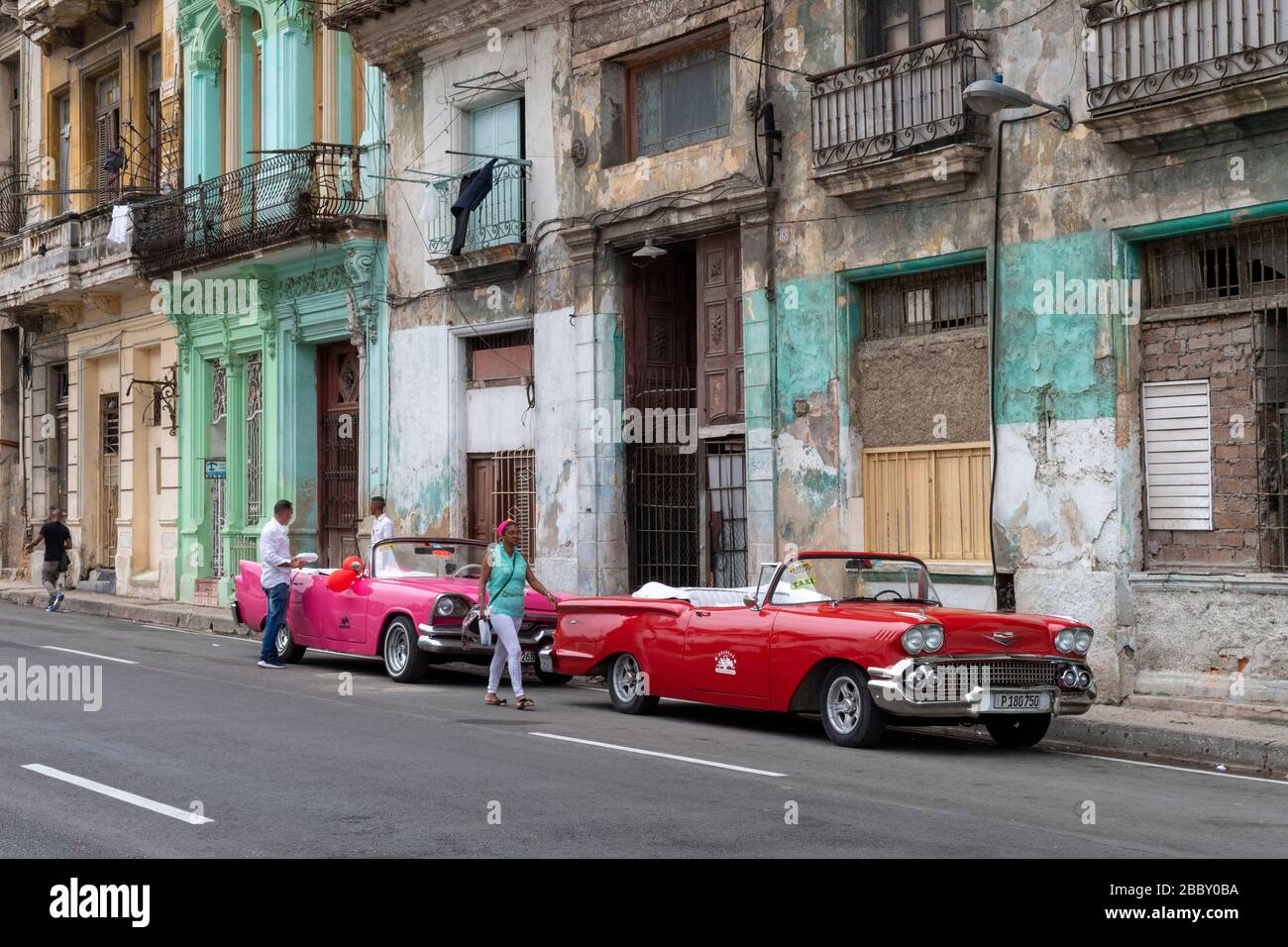 Amerikanische Oldtimer der 50er Jahre parkten in einer Straße von Havanna Stockfoto