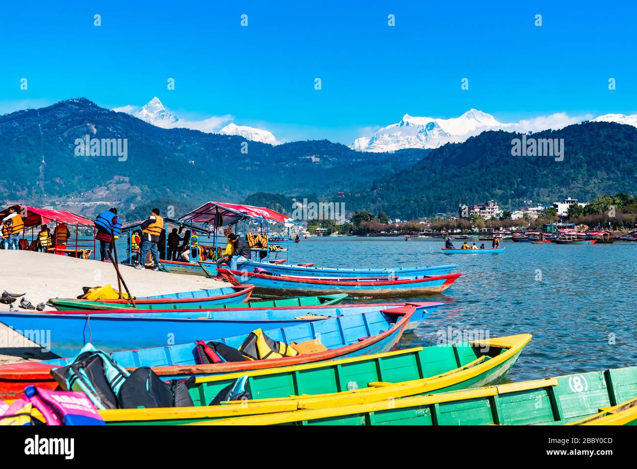Pokhara, Nepal - 22. Januar 2020: Kanu im See von Pokhara auf Nepal Stockfoto