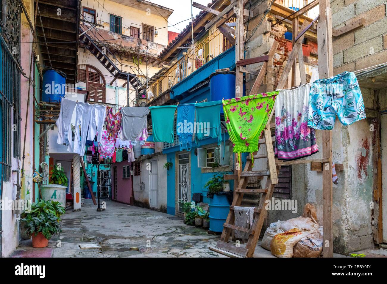 Wäsche trocknen in einem Innenhof, Altstadt von Havanna Stockfoto