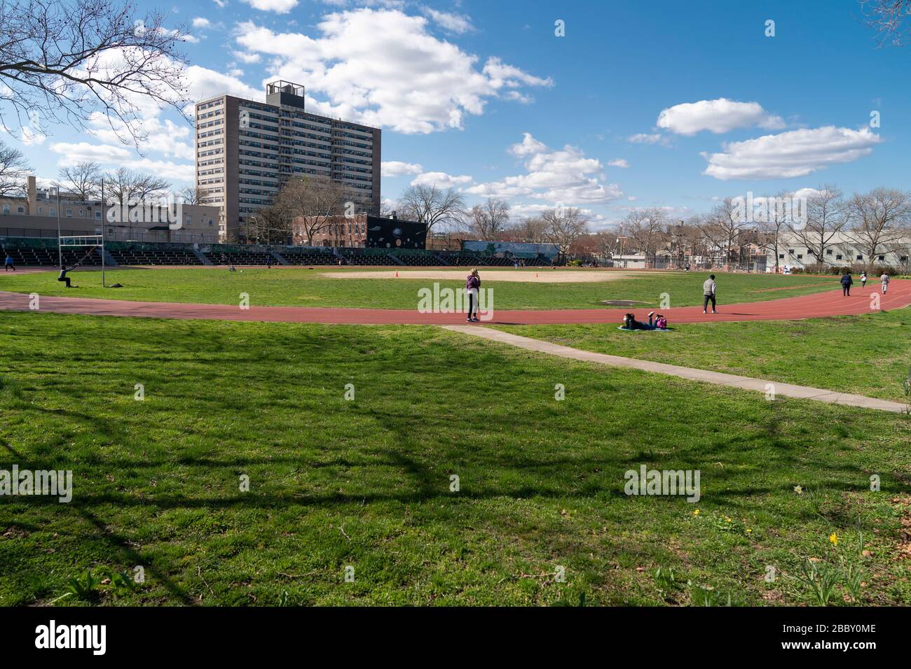 New York, NY - 1. April 2020: Menschen, die soziale Entfernungen halten, aufgrund einer COVID-19-Pandemie-Übung im Winthgate Park Sportplatz in Brooklyn Stockfoto