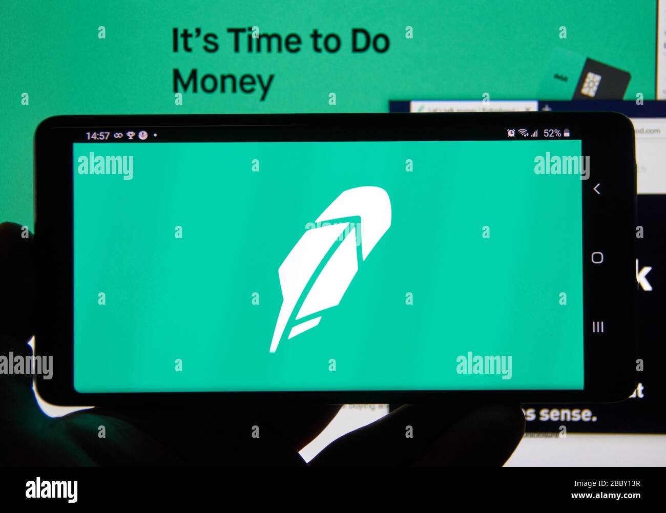 Montreal, Kanada - 08. März 2020: Robinhood App und Logo auf dem Bildschirm. Robinhood Finanzdienstleistungsunternehmen. Das Unternehmen bietet mobile App und Website t an Stockfoto