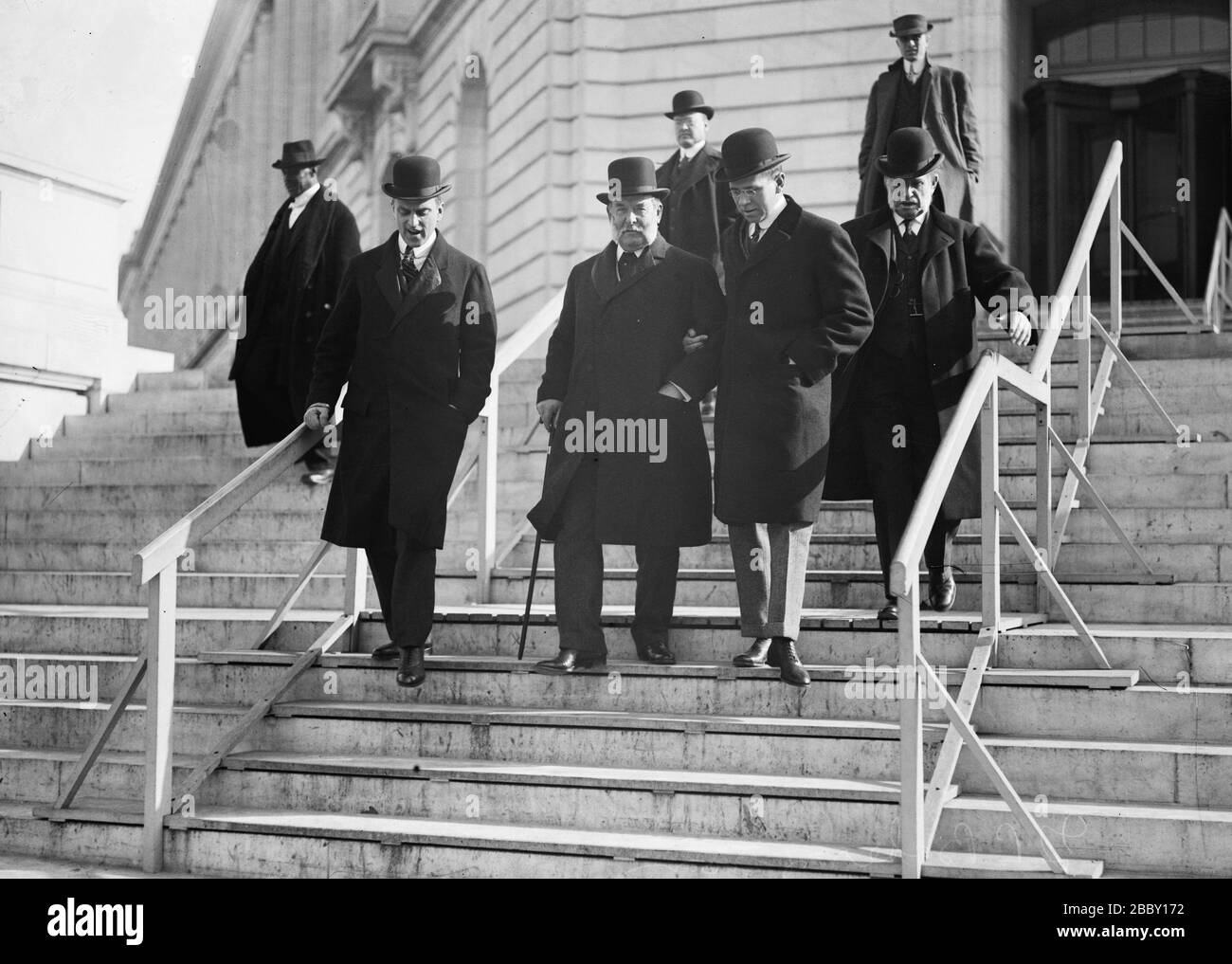 George Fisher Baker und sein Sohn George Baker, Jr. beziehen sich wahrscheinlich auf die Aussage von Geroge Baker Sr. Vor dem Untersuchungsausschuss des Pujo Money Trust, Januar 1913, Washington, D.C. Stockfoto