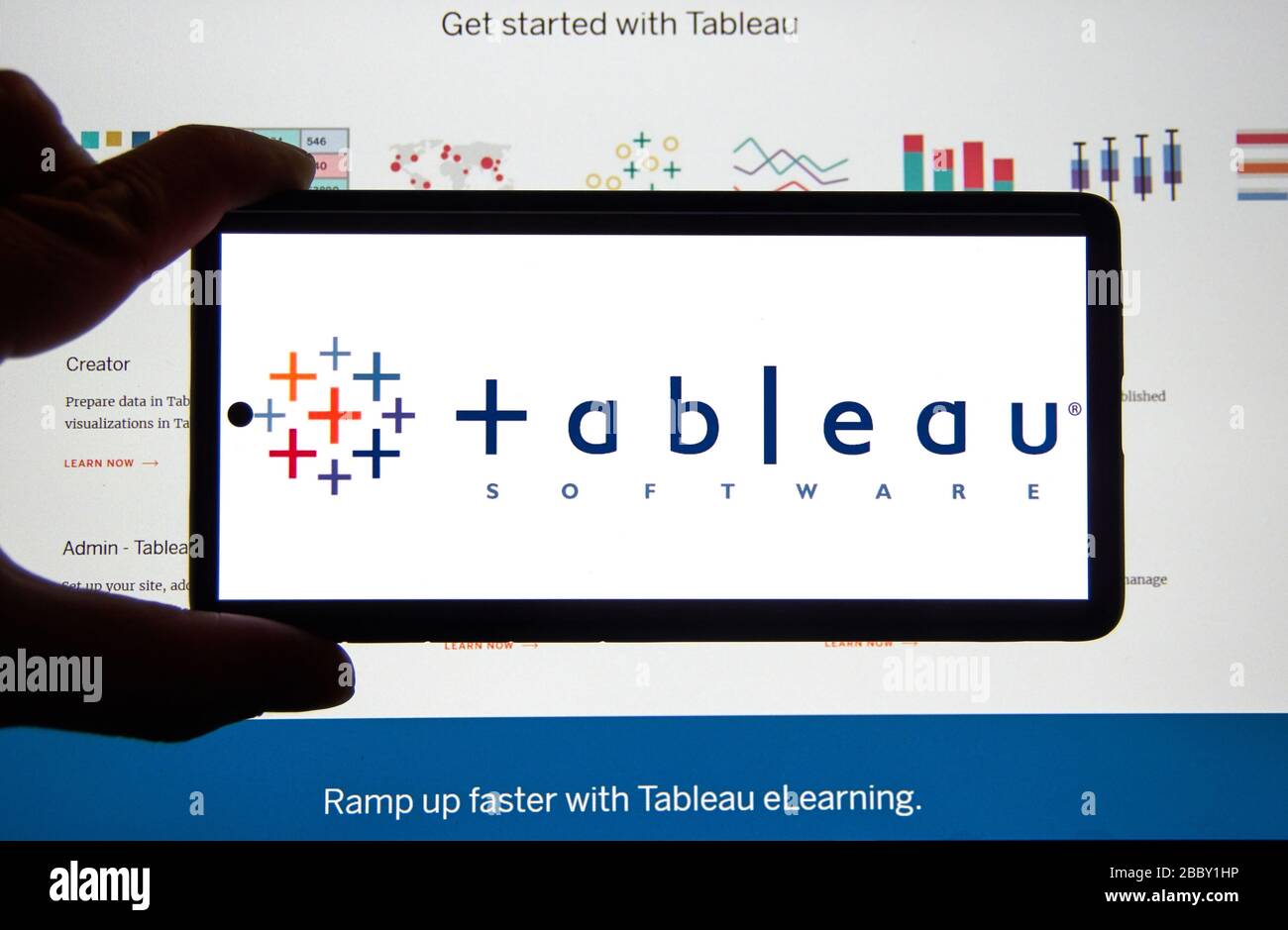 Montreal, Kanada - 08. März 2020: Tableau-Anwendung und Logo auf android-handy über ein Diagramm. Tableau Software ist ein amerikanischer interaktiver Data VI Stockfoto