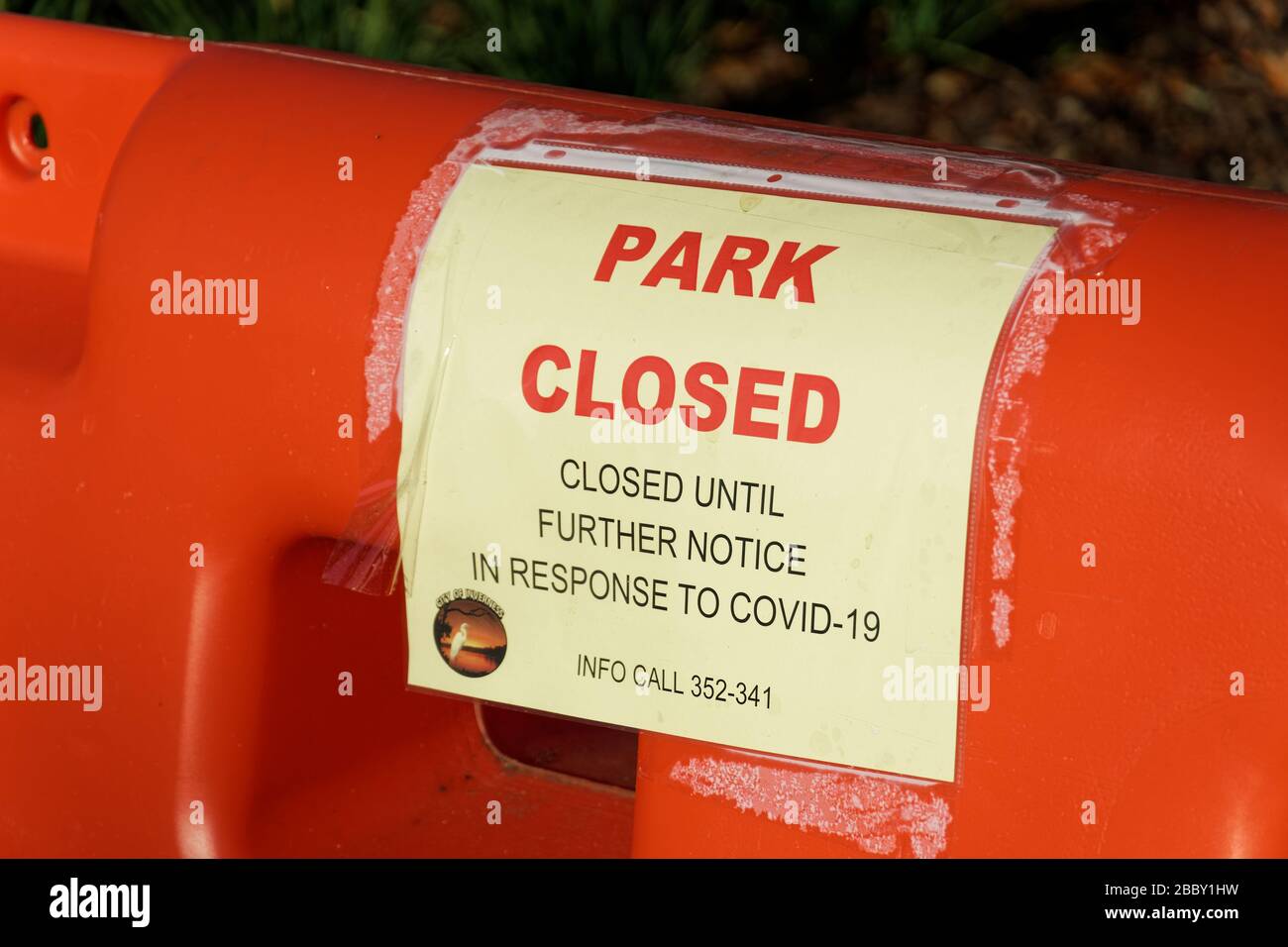 APRIL 2020, INVERNESS, FL: Barrikaden mit Schildern, die "Park Closed" lesen, wegen COVID-19-Barzugang zu den öffentlichen Parks von Inverness "bis auf weiteres". Stockfoto