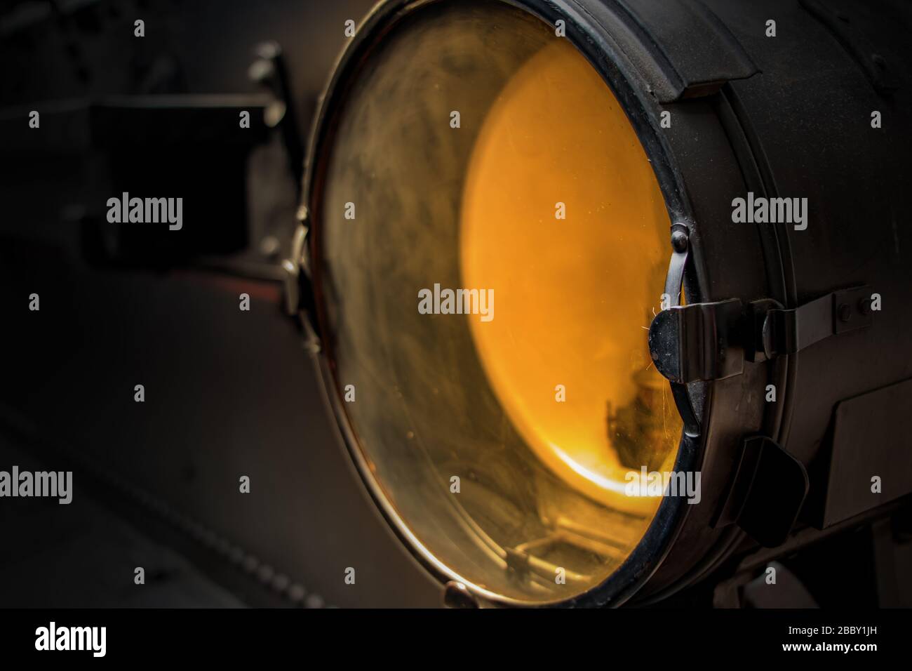 Eine alte Lampe aus einer Dampflok strahlt uns auf den richtigen Weg. Retro Licht in den vorderen Teil des Zuges. Stockfoto