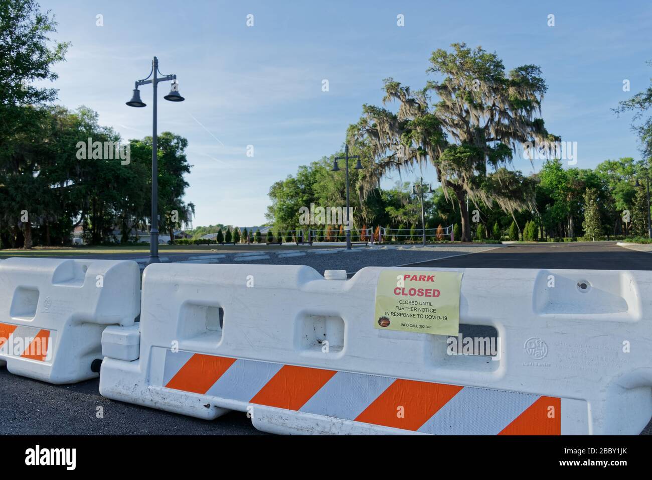 APRIL 2020, INVERNESS, FL: Barrikaden mit Schildern, die "Park Closed" lesen, wegen COVID-19-Barzugang zu den öffentlichen Parks von Inverness "bis auf weiteres". Stockfoto