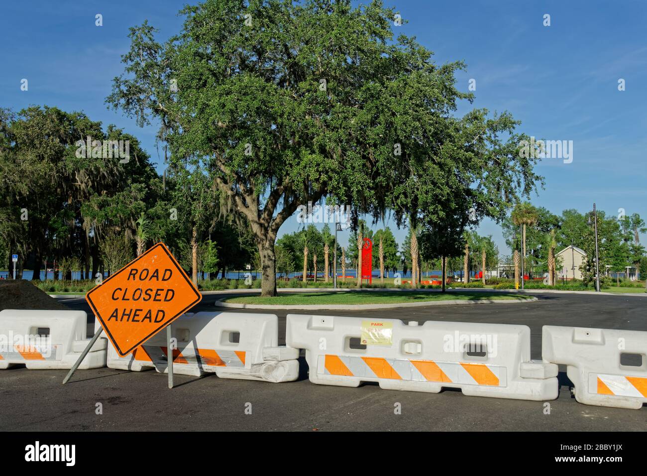 APRIL 2020, INVERNESS, FL: Barrikaden mit Schildern, die "Park Closed" lesen, wegen COVID-19-Barzugang zu den öffentlichen Parks von Inverness "bis auf weiteres". Stockfoto