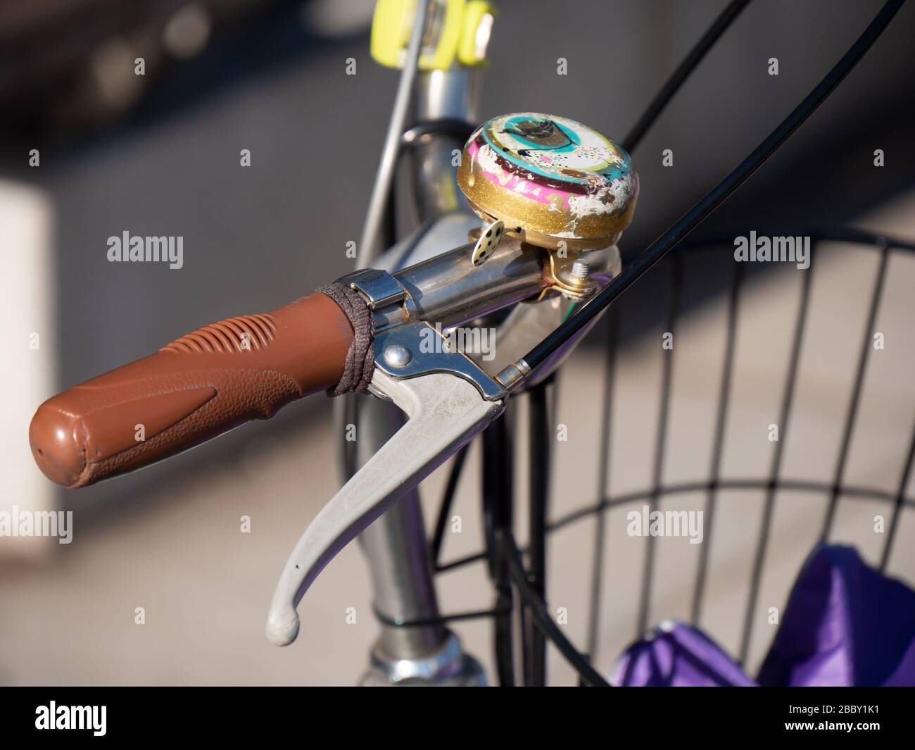 Fahrradglockendetail am Griff mit Bremse. Fahrradtransport Stadt Lifestyle. Stockfoto