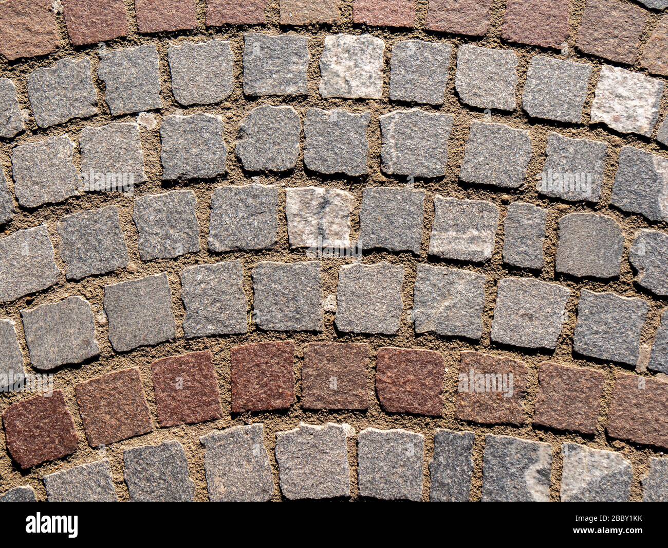 Pathway Boulevard Bürgersteig Boden aus strukturiertem Kachel RE[ätitive Linien aus Kieselsteinen Material, abstrakte Grunge Pflaster Hintergrund. Stockfoto