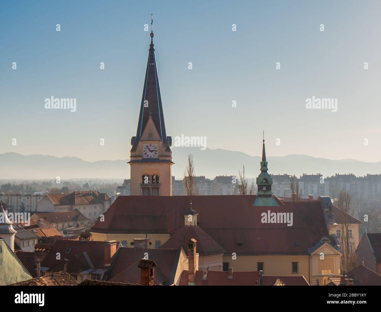 Die Skyline des Glockenturms auf der Dachterrasse der St. James Kirche im Stadtzentrum von Laibach, Slowenien Stockfoto