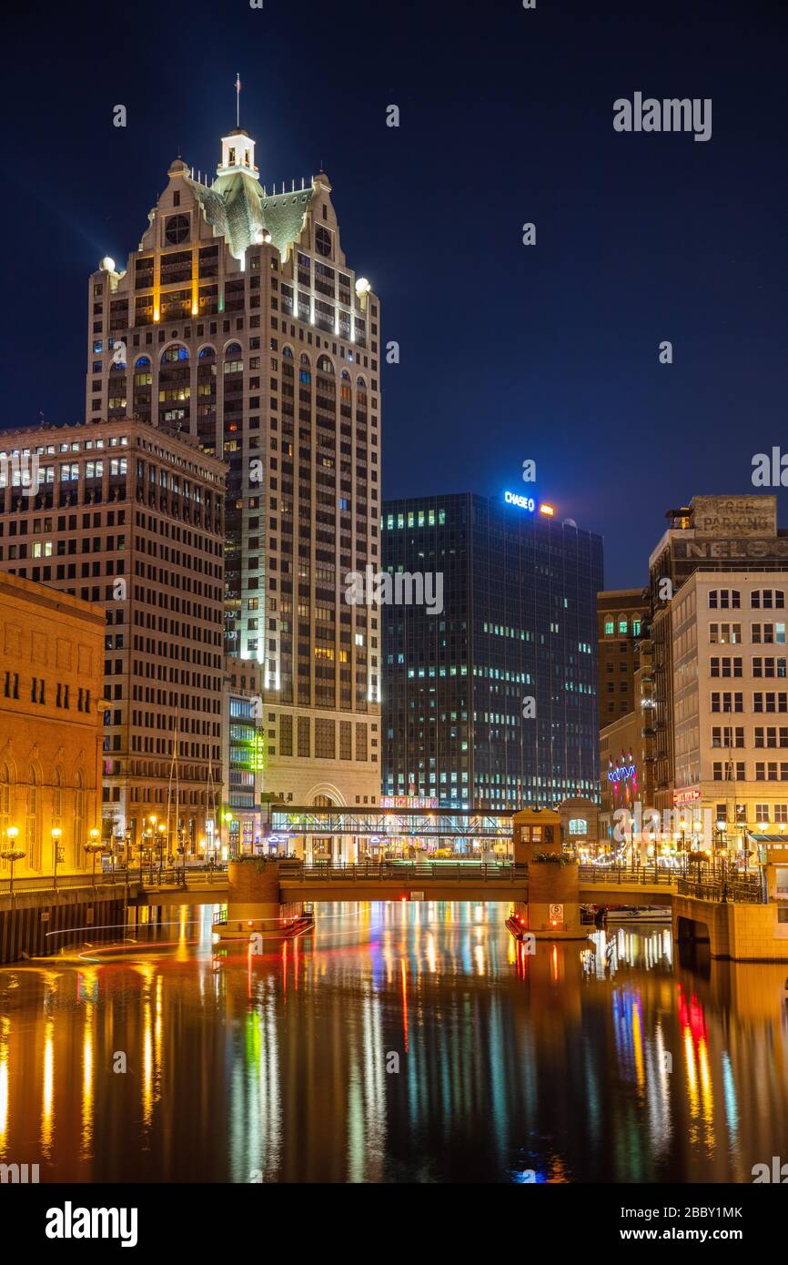 Spiegelt sich in der Innenstadt von Milwaukee Milwaukee River bei Nacht, Milwaukee, Wisconsin Stockfoto