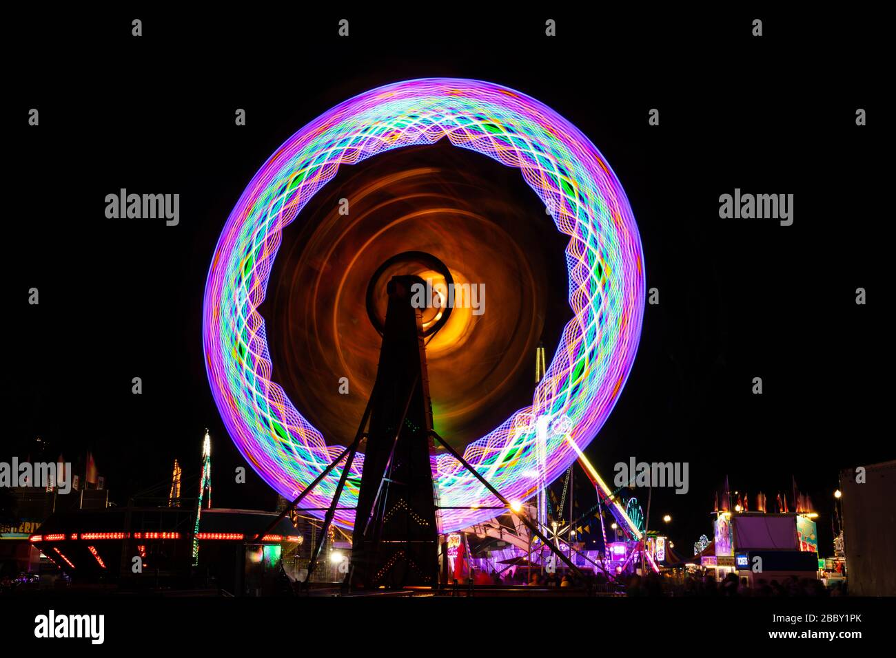 Lichter bei einer Spinnfahrt bei Nacht, Utah State Fair, Salt Lake City, Utah Stockfoto