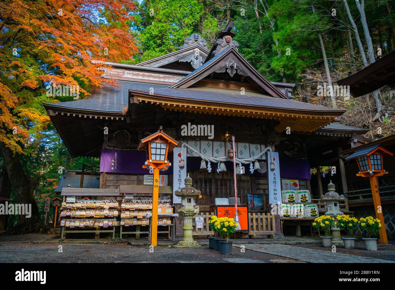 FUJIYOSHIDA, YAMANASHI. JAPAN - 24. NOVEMBER 2019: Arakura Fuji Sengen Jinja Schrein der berühmteste Tempel in der Nähe der Chureito-Pagode in Japan Stockfoto