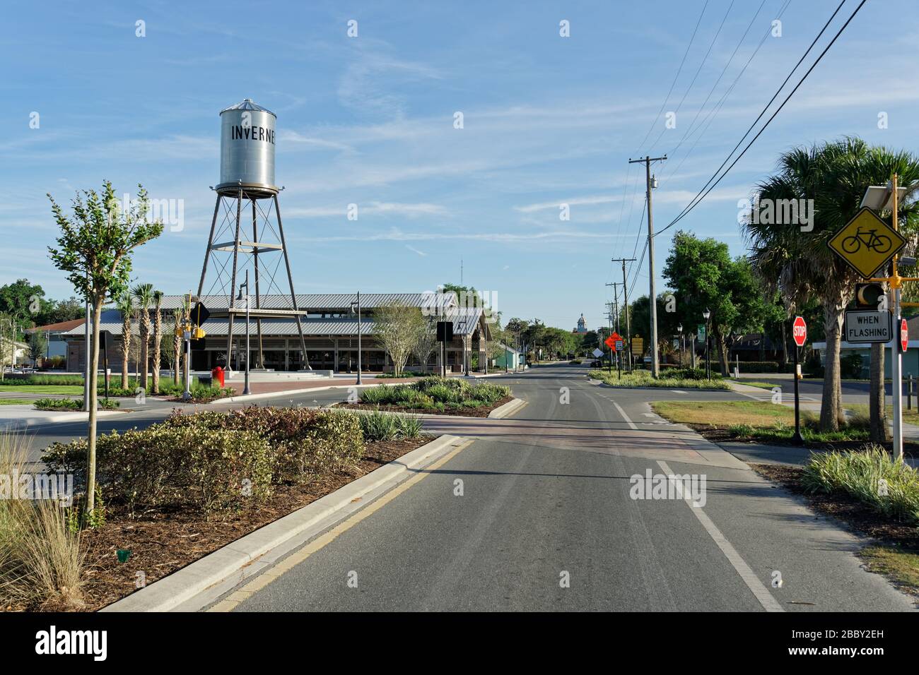 APRIL 2020, INVERNESS, FL: Diese einst belebte Straße in der Nähe des Stadtzentrums von Inverness ist aufgrund der COVID-19 wie eine Szene aus einem dystopischen Film ausersehen. Stockfoto