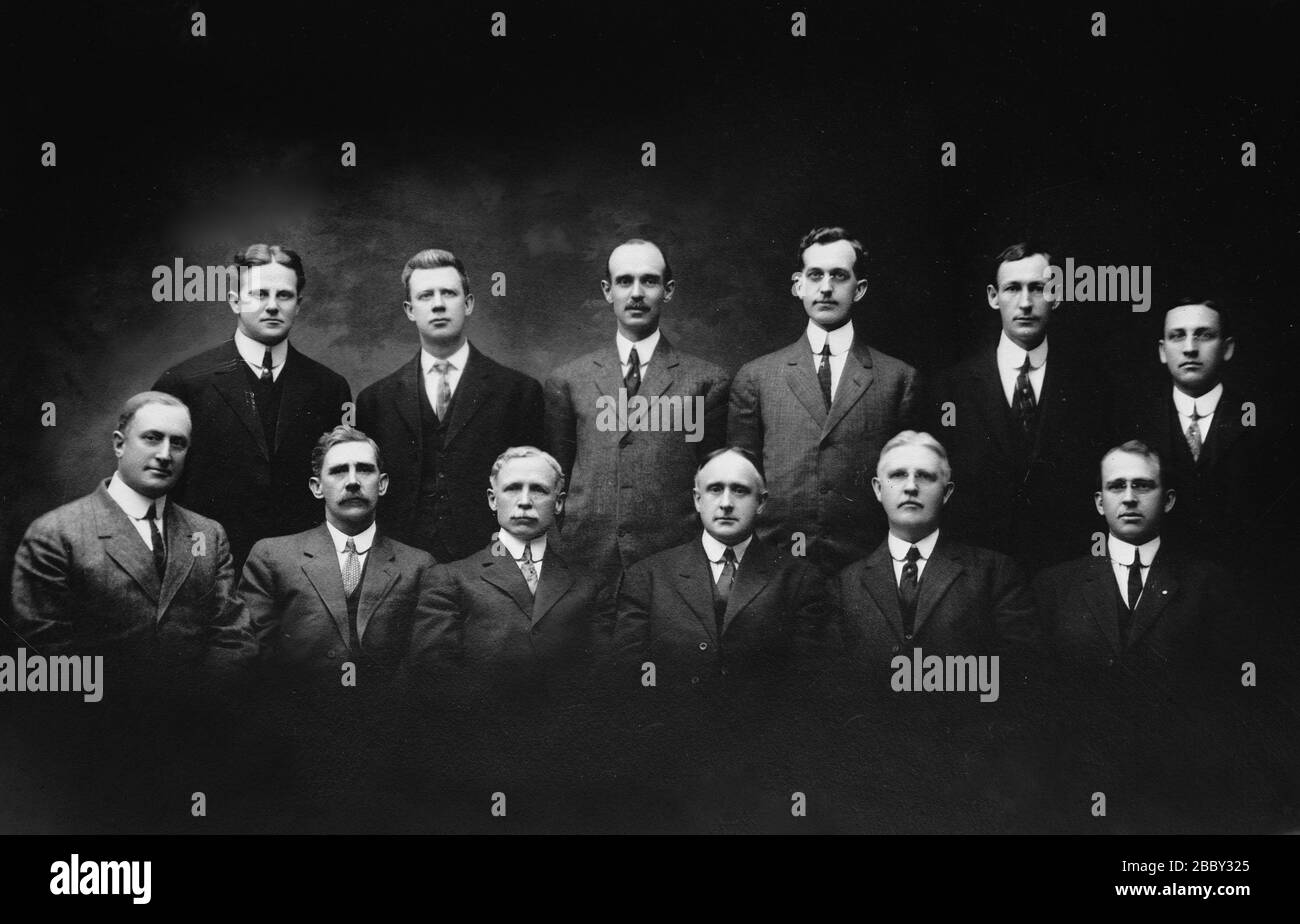 Sekretärinnen R.R. - Y.M.C.A. / Gruppenfoto von Männern, viele mit einem Schnurrbart ca. 1910-1915 Stockfoto