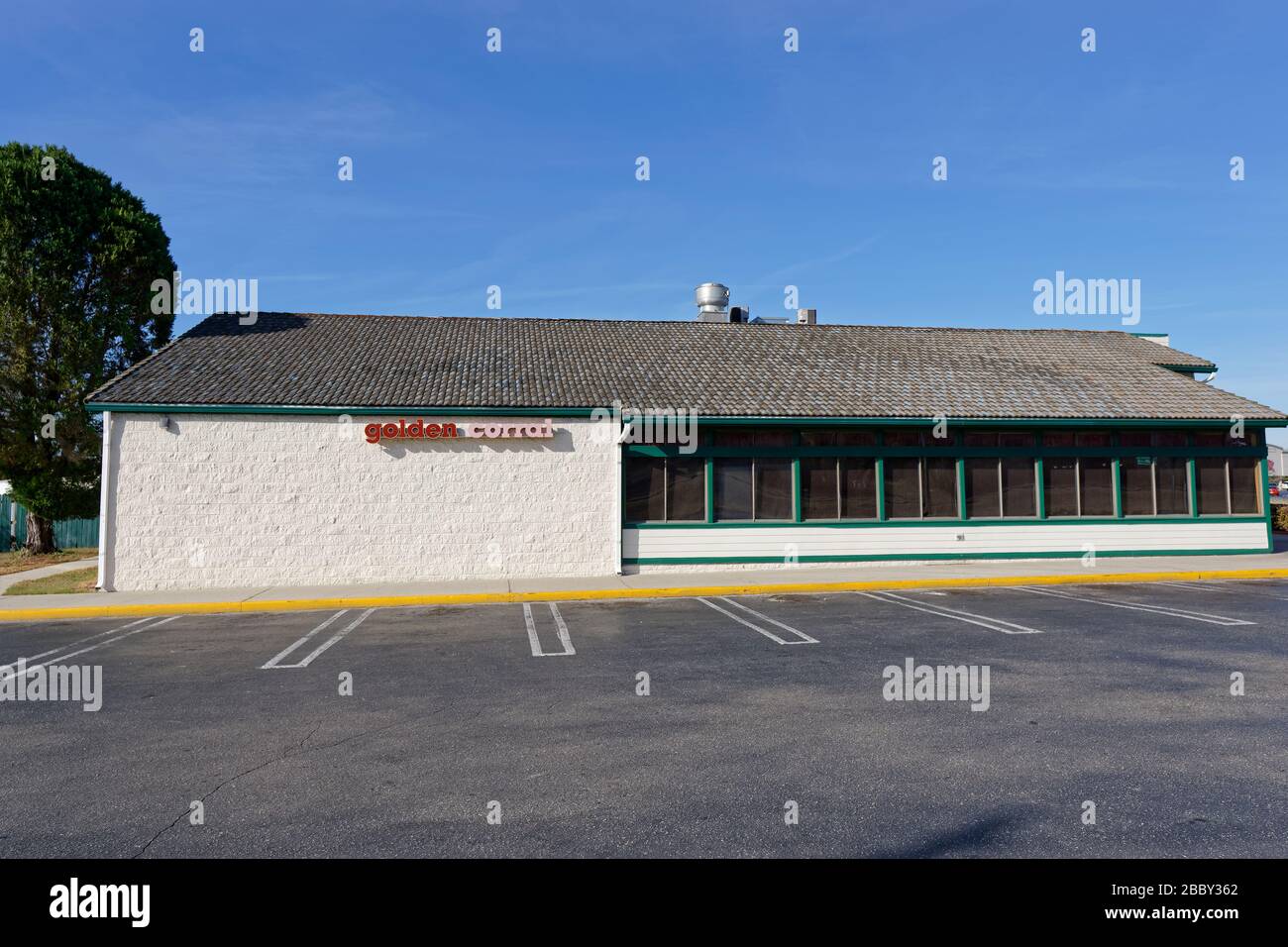 APRIL 2020, INVERNESS, FL: Das beliebte Buffet-Restaurant Golden Corral ist wegen COVID-19 bis auf weiteres geschlossen. Stockfoto