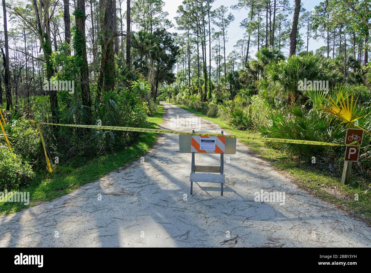 APRIL 2020, CRYSTAL RIVER, FL: Barrikaden mit Schildern, die "Park Closed" lesen, wegen COVID-19-Barzugang zu den Florida State Parks bis auf weiteres. Stockfoto