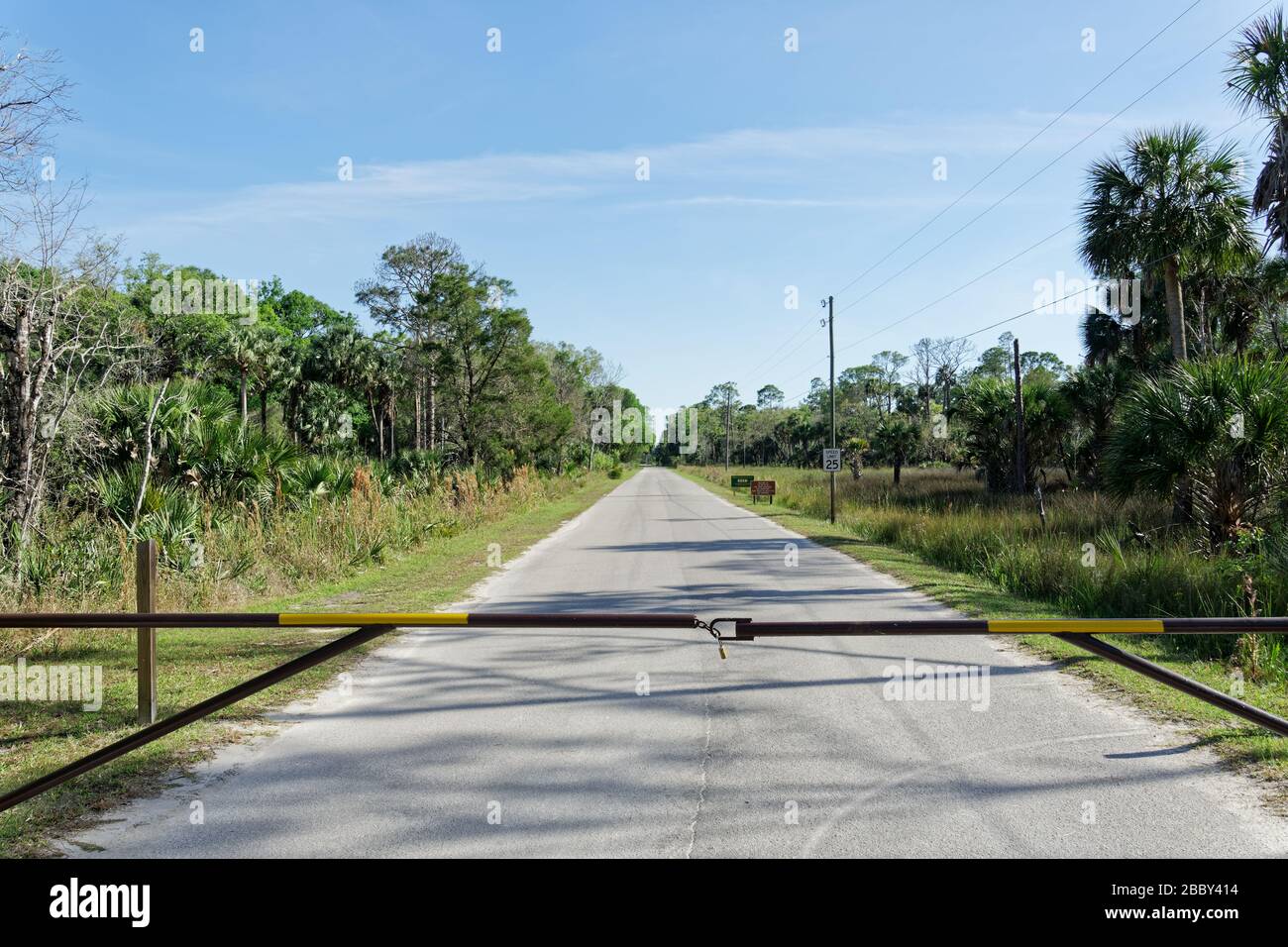 APRIL 2020, CRYSTAL RIVER, FL: Barrikaden mit Schildern, die "Park Closed" lesen, wegen COVID-19-Barzugang zu den Florida State Parks bis auf weiteres. Stockfoto
