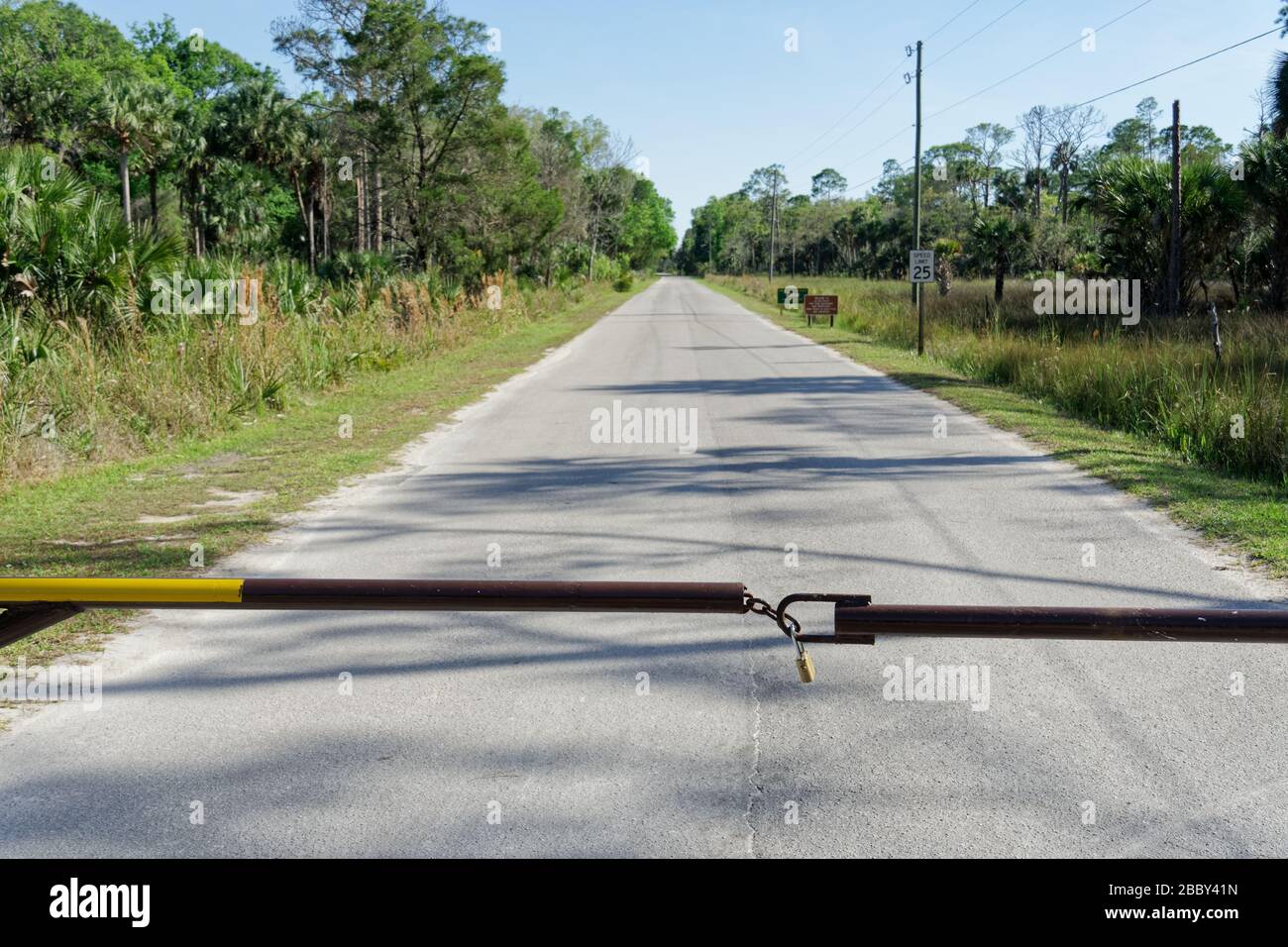 APRIL 2020, CRYSTAL RIVER, FL: Barrikaden mit Schildern, die "Park Closed" lesen, wegen COVID-19-Barzugang zu den Florida State Parks bis auf weiteres. Stockfoto