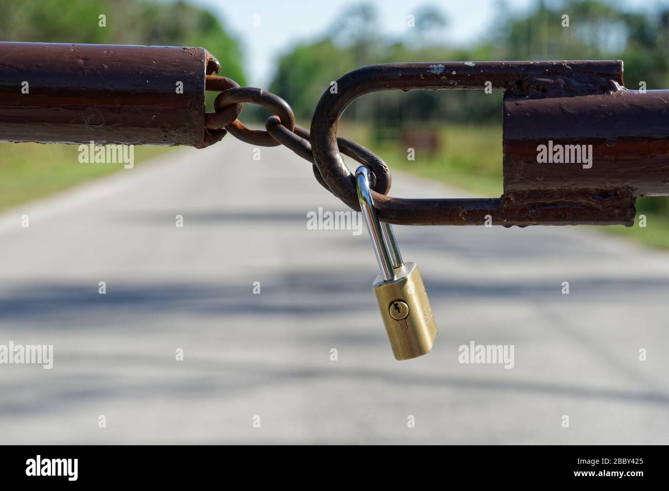APRIL 2020, CRYSTAL RIVER, FL: Barrikaden mit Schildern, die "Park Closed" lesen, wegen COVID-19-Barzugang zu den Florida State Parks bis auf weiteres. Stockfoto