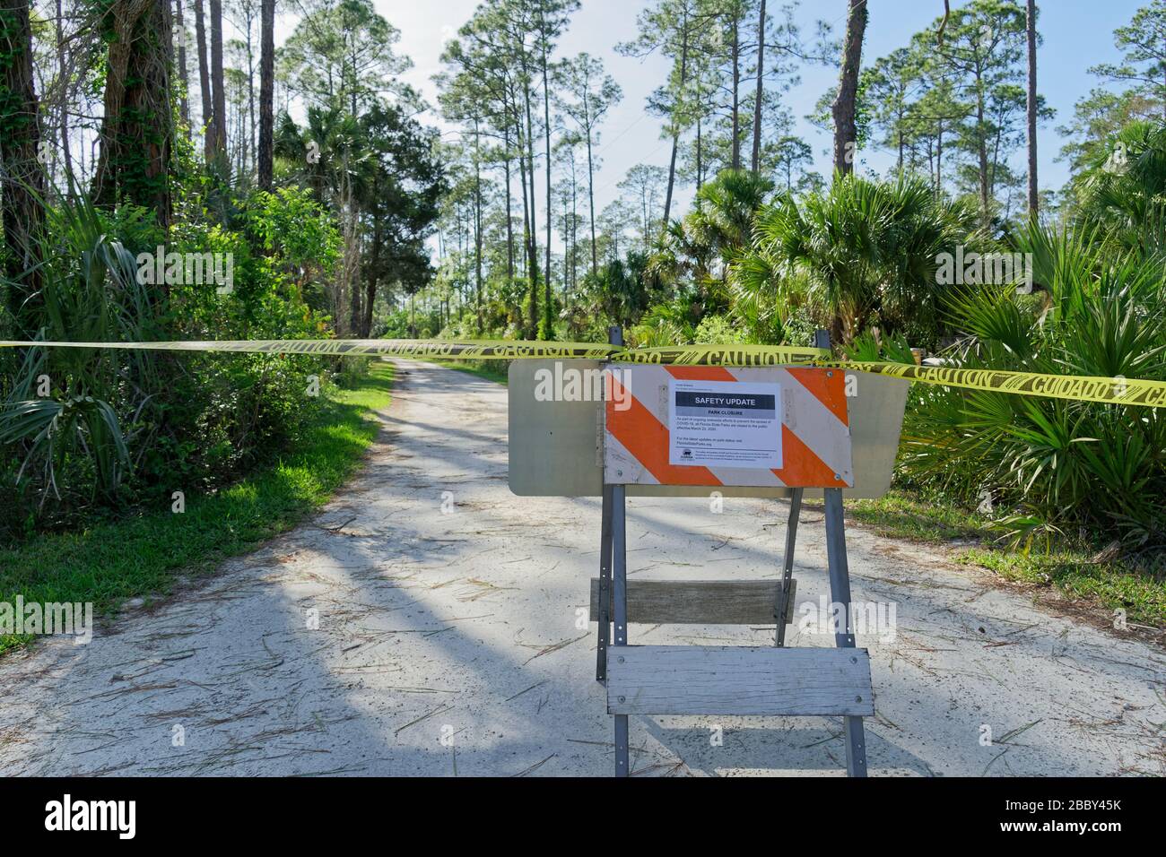 APRIL 2020, CRYSTAL RIVER, FL: Barrikaden mit Schildern, die "Park Closed" lesen, wegen COVID-19-Barzugang zu den Florida State Parks bis auf weiteres. Stockfoto