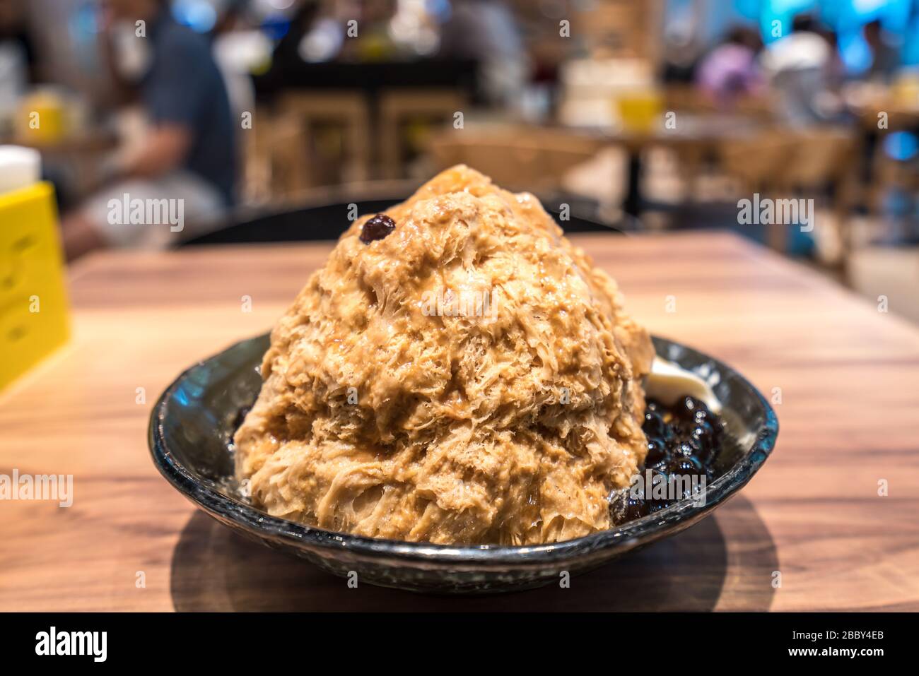 Traditionelle taiwanesische Eis baobing mit Bubble Tea, berühmten Essen in Taiwan Nacht Markt Stockfoto