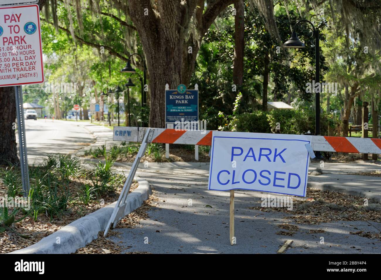 APRIL 2020, CRYSTAL RIVER, FL: Barrikaden mit Schildern, die "Park Closed" lesen, aufgrund der COVID-19 Blockzugang zu Stadtparks "bis auf weiteres". Stockfoto