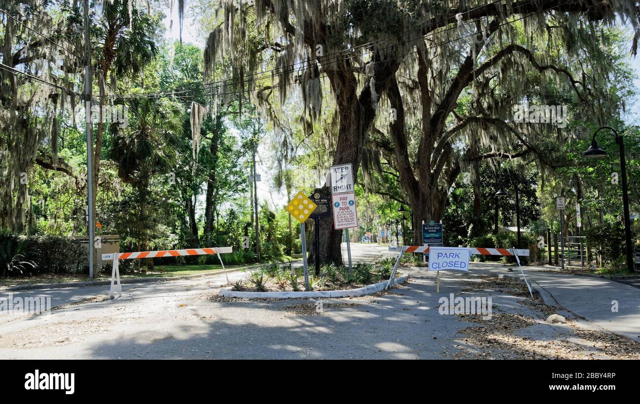 APRIL 2020, CRYSTAL RIVER, FL: Barrikaden mit Schildern, die "Park Closed" lesen, aufgrund der COVID-19 Blockzugang zu Stadtparks "bis auf weiteres". Stockfoto