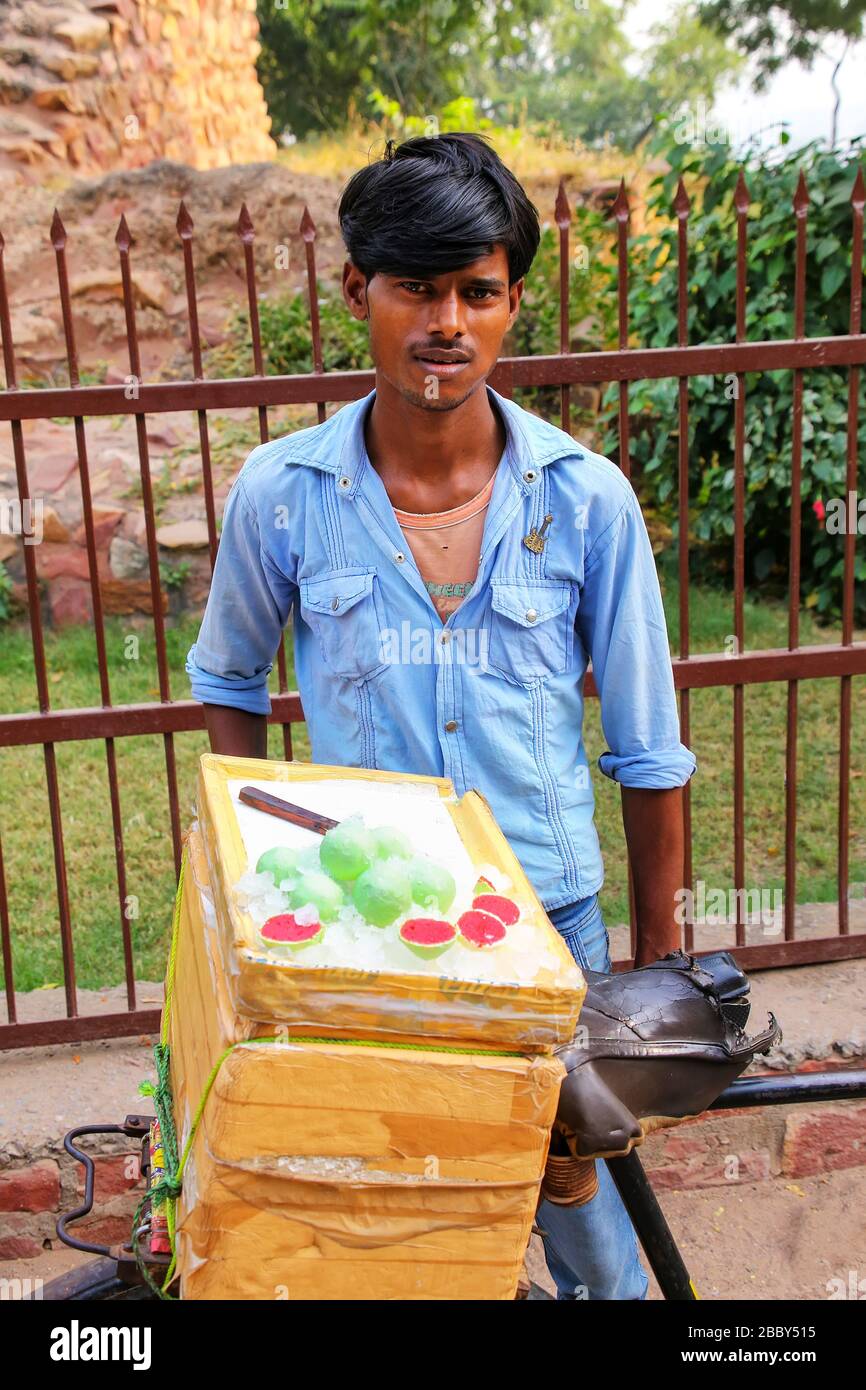 Junger Mann verkaufen Desserts aus einem Fahrrad außerhalb Jama Masjid in Fatehpur Sikri, Uttar Pradesh, Indien. Die Stadt wurde im Jahre 1569 von Mughal Empe gegründet. Stockfoto