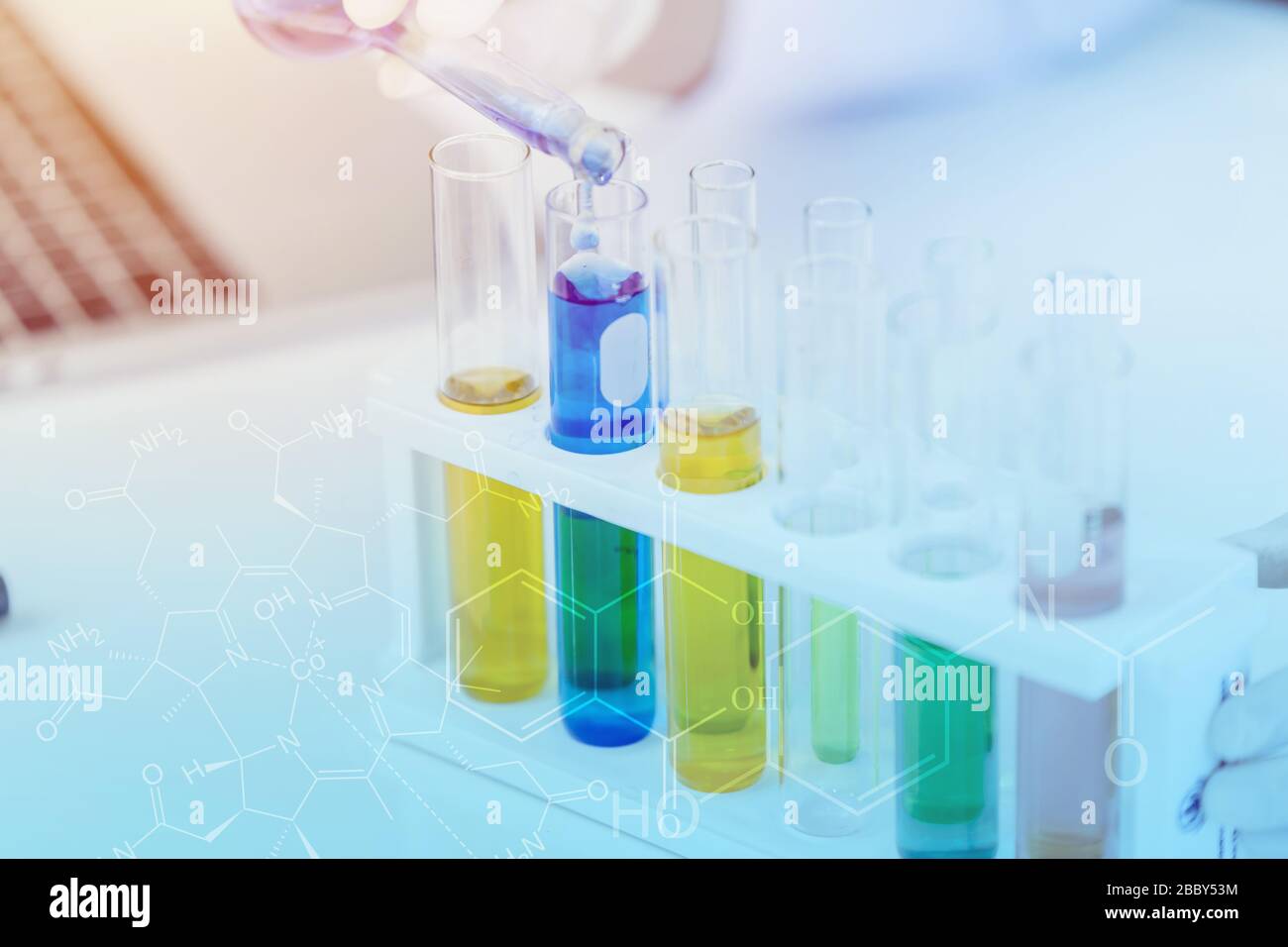 Wissenschaftliches Labor für chemische Tests tropfen Flüssigkeiten in Glasröhrchen Stockfoto