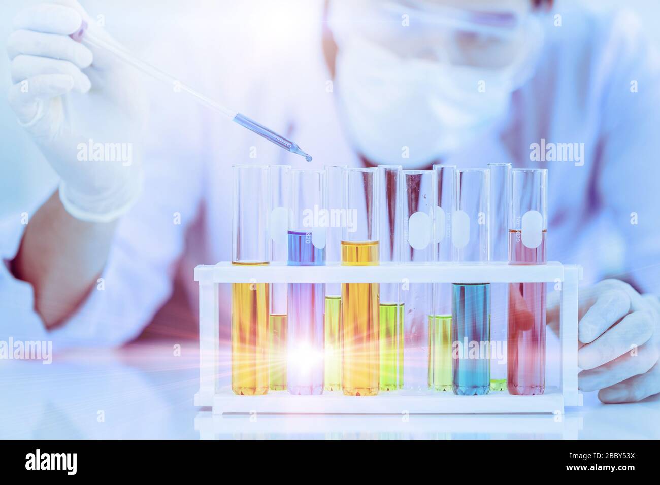 Wissenschaftlicher Arzt untersucht chemischen Reaktionstest viele Proben im Röhrchen. Arbeiten mit Medikamentenformeltests im medizinischen Labor Stockfoto