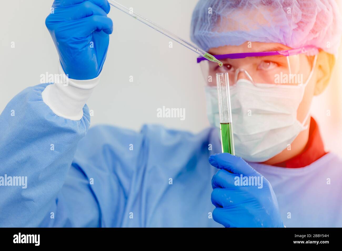 Wissenschaftlicher Arzt, der im Labor mit Danger Virus arbeitet medizinische Testforschung antibiotische Medizin, die biohaftige blaue Schutzuniform kleidet Stockfoto