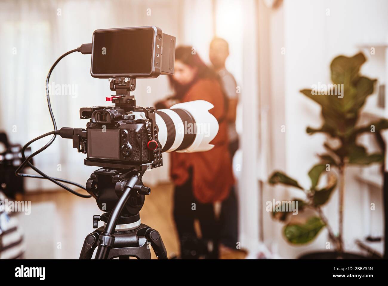 Kameratografie-spiegellose Digitalkameras sind für die Aufnahme von Videomaterial im Studio eingerichtet. Stockfoto