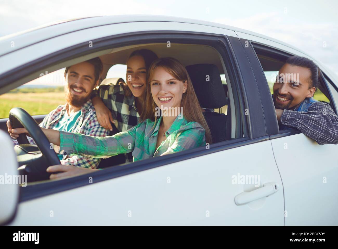 Eine Gruppe von Happy Freunde Fahren in einem Auto. Stockfoto
