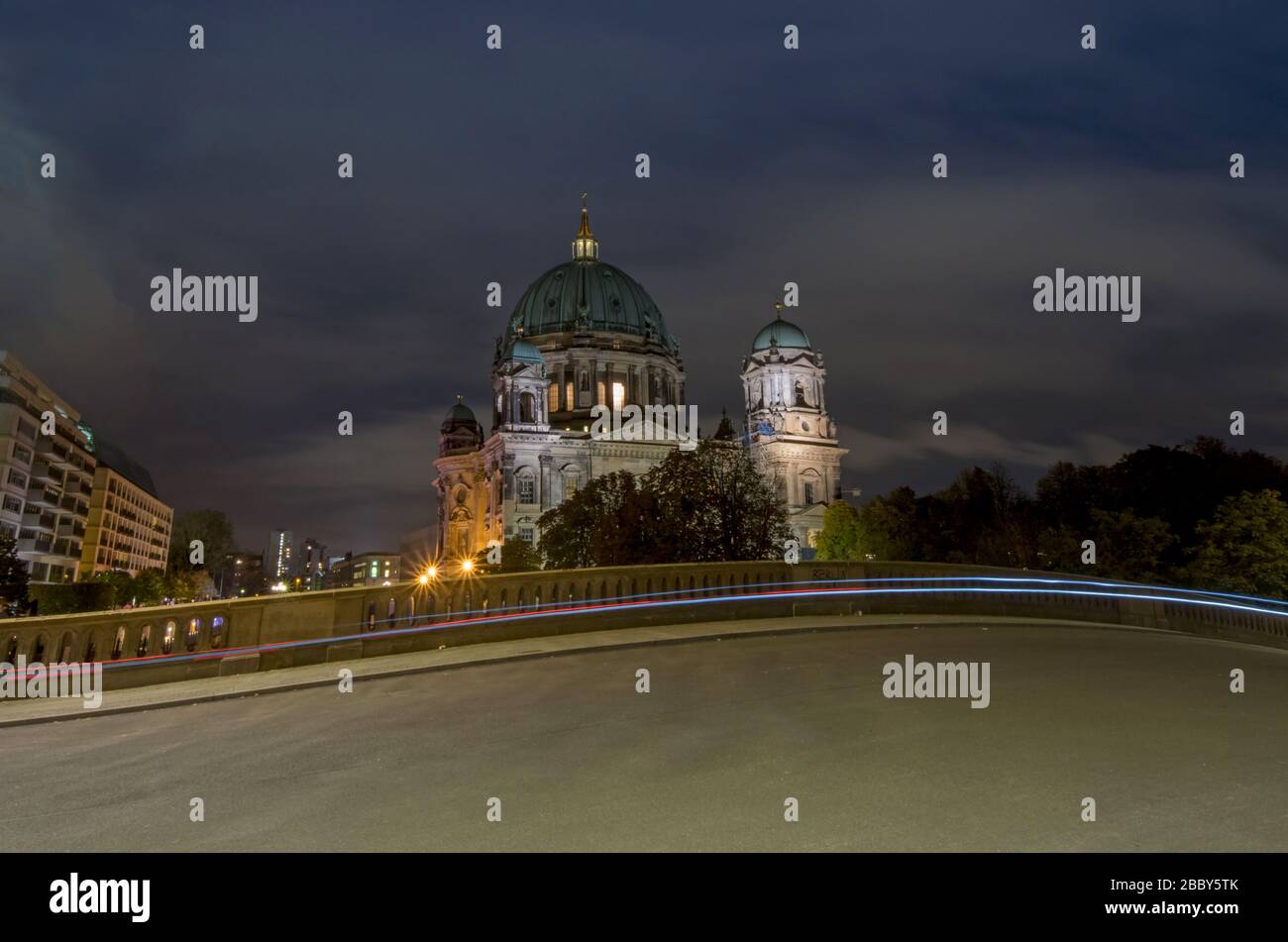 Ein Nachtblick auf die Museumsinsel in Berlin Stockfoto