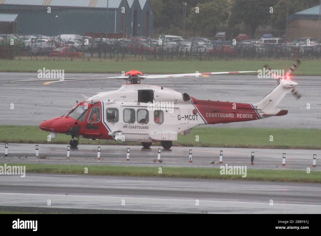 G-MCGT, ein AgustaWestland AW 189, der von Bristol Helicopters im Auftrag von HM Coastguard während eines sehr dreißigen Tages auf dem Prestwick Airport in Ayrshire betrieben wird. Stockfoto